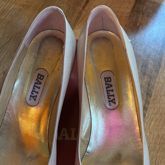 Vintage Bally Royce Bone and Black Heels - Picture 2 of 10
